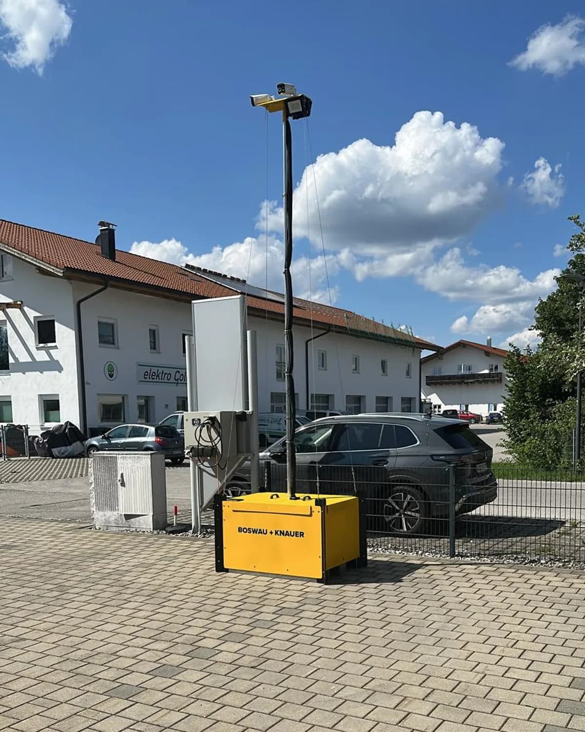 BOSWAU + KNAUER Videoturm mit ausgefahrenem Teleskopmast im Einsatz