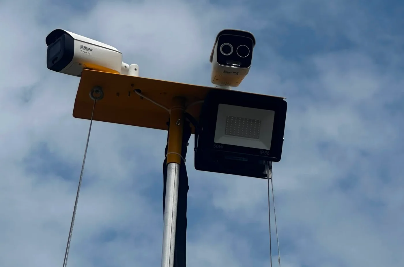Kamerakopf des BOSWAU + KNAUER Videoturms: 4K-Optikkamera, Wärmebildkamera und 50-W-LED-Fluter